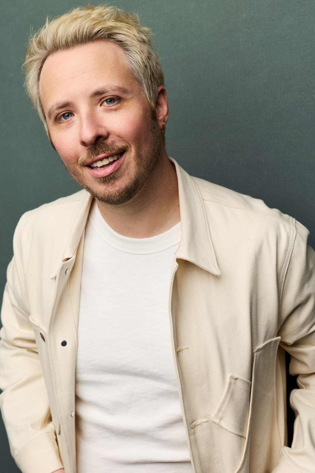 Scott Goldbaum smiling in a cream jacket